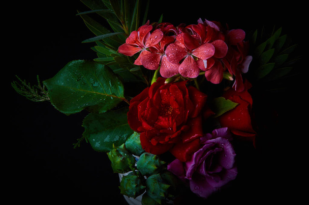 Buquê - variedade de flores, estúdio filmado com fundo preto
 - Foto, Imagem