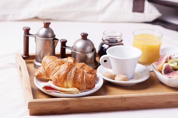 breakfast tray in an hotel room - Fotoğraf, Görsel
