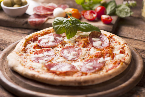 Kotitekoinen pizza salamimakkaralla ja juustolla
 - Valokuva, kuva