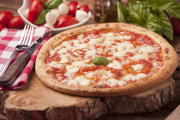 Pizza italiana caseira
 - Foto, Imagem