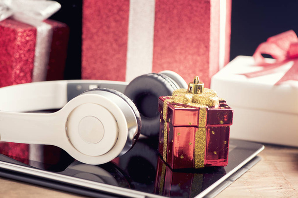 Tablet and headphone best Christmas gifts - Zdjęcie, obraz