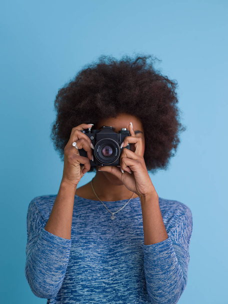 african american girl taking photo on a retro camera - Fotoğraf, Görsel