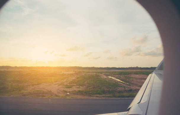 immagine del parco aereo in pista aeroporto con cielo blu sullo sfondo. - Foto, immagini