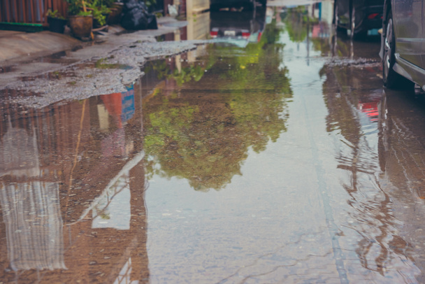 vintage tón obraz vody zaplavení na ulici po silném dešti. - Fotografie, Obrázek