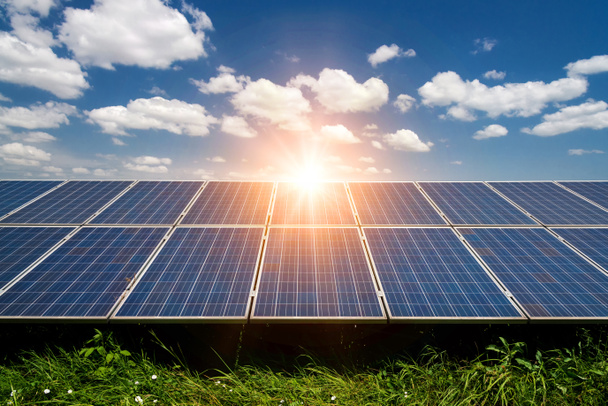 Panele słoneczne, fotowoltaiczne - alternatywne źródło energii elektrycznej - Zdjęcie, obraz