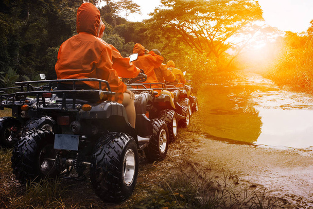 παρακολουθείτε ATV άθλημα όχημα ομάδα έτοιμη για περιπέτεια στη λάσπη - Φωτογραφία, εικόνα