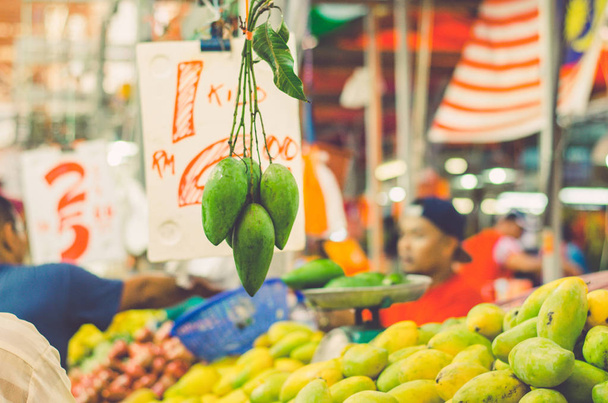 verse manggoes weergeven op de marktkraam - Foto, afbeelding