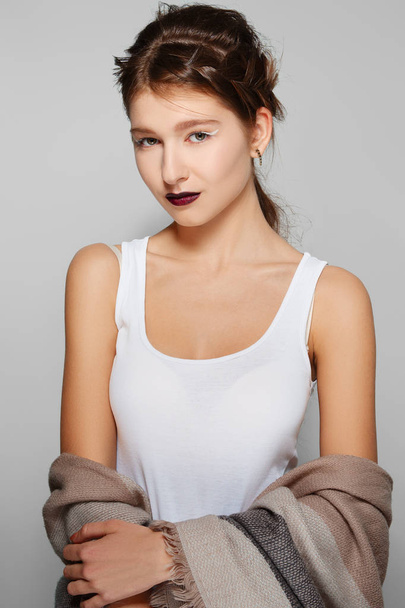 Pretty girl in white sleeveless t-shirt looking straight - Fotografie, Obrázek