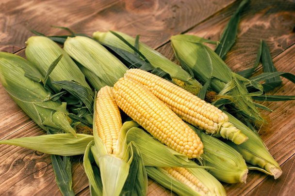 Свіжа органічна кукурудза - солодка кукурудза
 - Фото, зображення