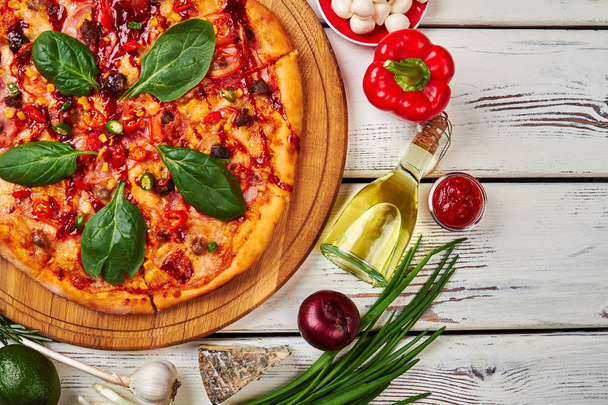 Close-up de pizza e ingredientes. - Foto, Imagem