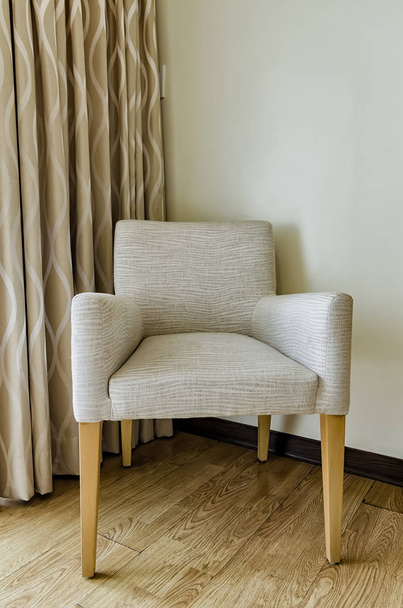 Μοναχική καρέκλα δίπλα σε παράθυρο - Φωτογραφία, εικόνα