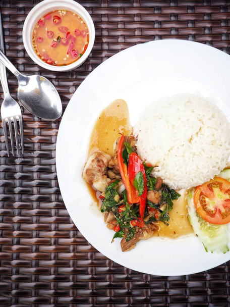 Beyaz tabakta Tay fesleğen domuz pirinç ve balık sosu ile - Fotoğraf, Görsel