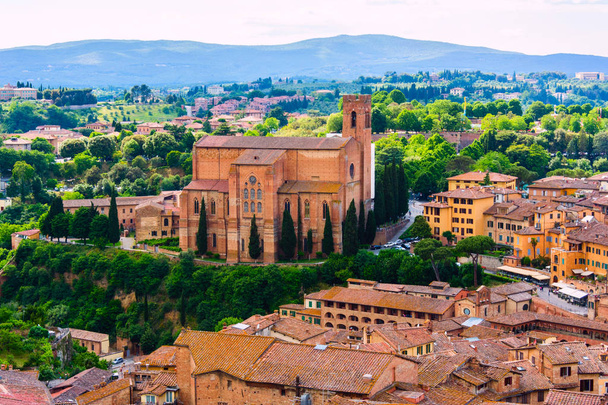 Vista aérea del casco antiguo de Siena en Toscana
 - Foto, imagen