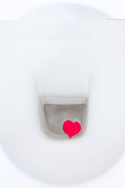 Srdce v toaletní vodě - Fotografie, Obrázek