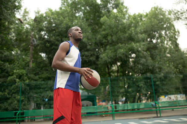 African american man plays on basketball court. Real and authentic activity. - Fotoğraf, Görsel