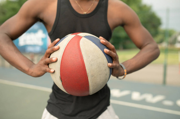 Portrait of african american man on basketball court keep ball - Foto, immagini