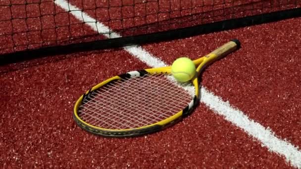 Μεγάλο τένις, ρακέτα αθλήματα. Μια ρακέτα του τένις και μια μπάλα στο γήπεδο. - Πλάνα, βίντεο