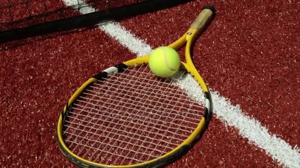 Τένις ρακέτα και μπαλάκια του τέννις. Γήπεδο τένις, κόκκινο, σπορ. - Πλάνα, βίντεο
