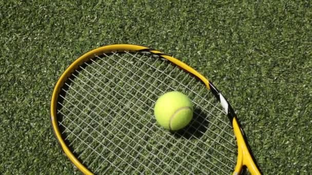 Ρακέτα του τένις και μπάλα στο χόρτο γήπεδο. Τένις και σπορ. - Πλάνα, βίντεο