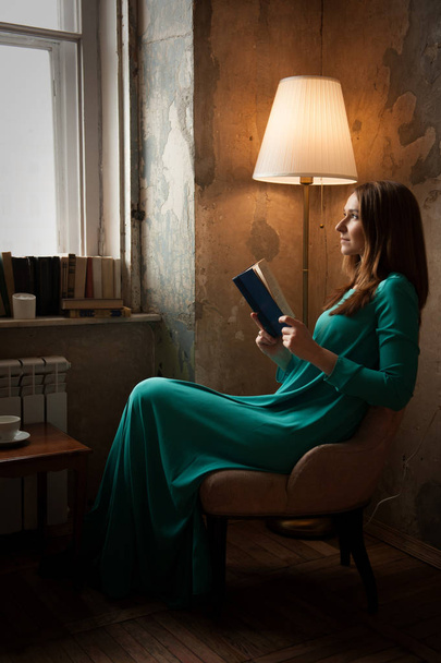 魅力的な女性は本を読んで - 写真・画像