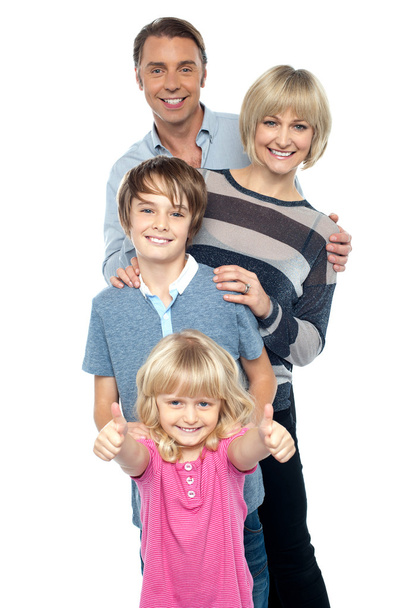 Груповий портрет грайливої сім'ї з чотирьох
 - Фото, зображення