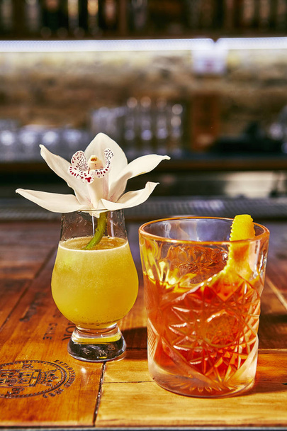 two Cocktail on bar  with flowers - Фото, зображення