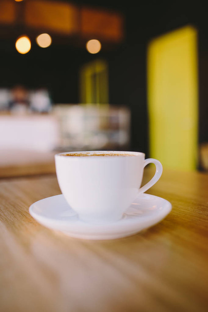 чашка кави на дерев'яній барній стійці
 - Фото, зображення