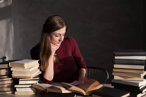 Девушка, читающая книгу в библиотеке готовится к экзамену
 - Фото, изображение