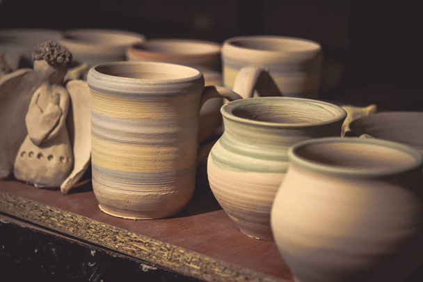 Cerâmica argila produtos estão na prateleira
 - Foto, Imagem