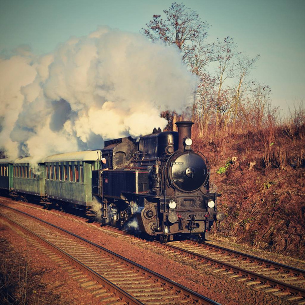 Tren de vapor histórico. Lanzamiento especial del viejo tren de vapor checo para viajes y viajes por la República Checa
. - Foto, Imagen