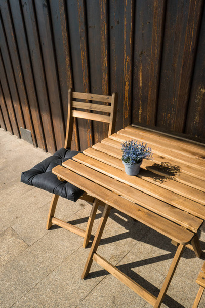 Terraza de un café de la calle con una mesa vacía y una silla
 - Foto, Imagen
