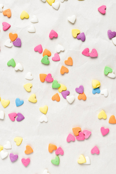 Scattered candy hearts - Φωτογραφία, εικόνα