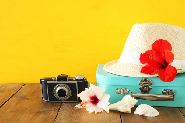 Fedora şapka, tropikal hibiscus çiçek ahşap masa üzerinde. gevşeme ya da tatil kavramı - Fotoğraf, Görsel