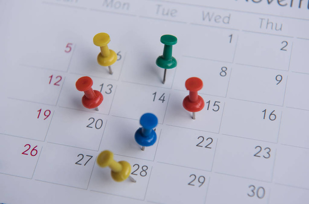 lähikuva värikäs nastat push merkintä kalenteriin. kiireinen aikataulu
  - Valokuva, kuva
