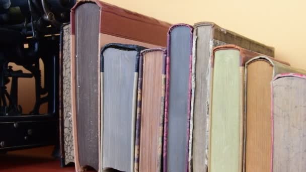 Vintage books. Widok wiersza starych książek i vintage maszyn do pisania - Materiał filmowy, wideo