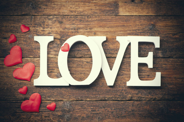 Slovo láska na dřevěné pozadí - Fotografie, Obrázek