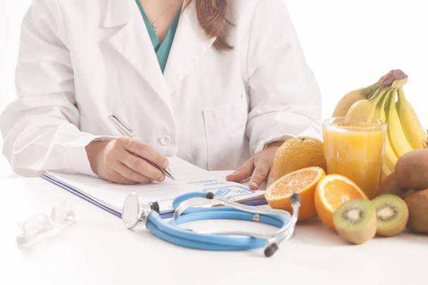 Médecin diététiste sur son bureau
 - Photo, image