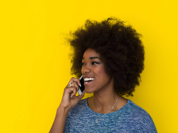 giovane donna nera Utilizzando il telefono cellulare
 - Foto, immagini