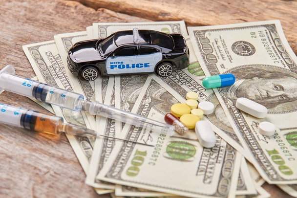 Αστυνομία αυτοκινήτου, χρήματα, σύριγγες, χάπια. - Φωτογραφία, εικόνα
