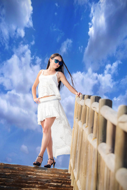 Beyaz giysili güzel kızı - Fotoğraf, Görsel