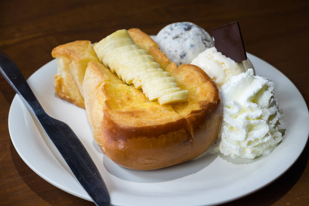 Mel pão torrado servir com banana, sorvete e chantilly
 - Foto, Imagem