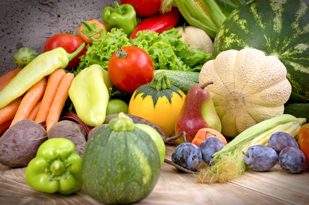 gesunde Lebensmittel - frische Biolebensmittel auf dem Tisch - Foto, Bild