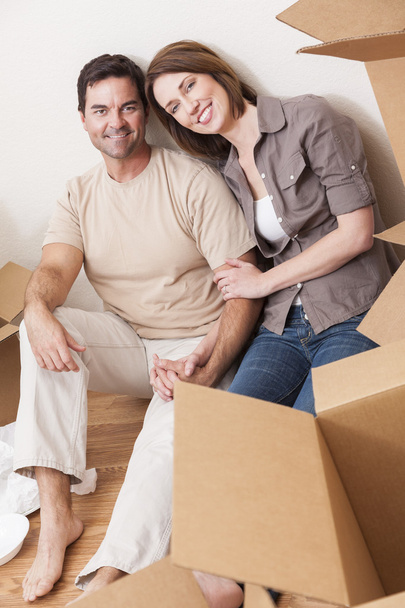 Щаслива пара розпакування або упаковка коробки Moving House
 - Фото, зображення