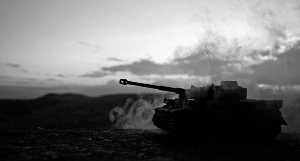 Concept van de oorlog. Militaire silhouetten vechten scène op oorlog mist hemel achtergrond, Wereldoorlog Duitse Tanks silhouetten onder bewolkte Skyline in de nacht. Aanval scène. Gepantserde voertuigen. Tanks slag scène - Foto, afbeelding