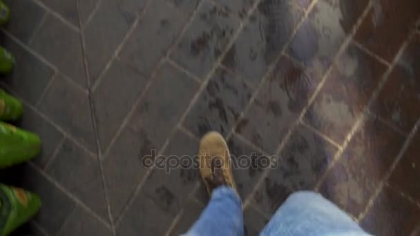 Ноги втомленого чоловіка повільно ходять додому після роботи вздовж міської вулиці, точка зору
 - Кадри, відео