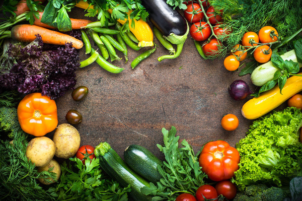 Biologische boer groenten op donkere leisteen tafel. - Foto, afbeelding