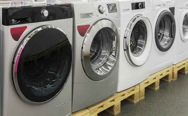 Les machines à laver sont vendues dans le magasin. - Photo, image