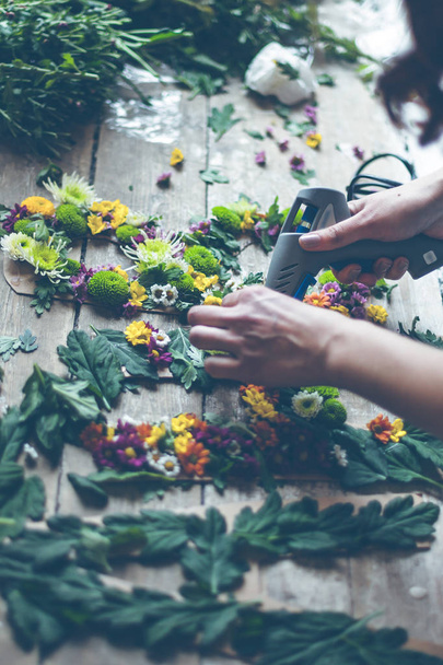 Ανθοπωλείο κάνοντας διακόσμηση λουλουδιών - Φωτογραφία, εικόνα