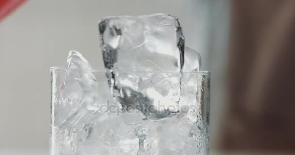 最初の平面上の氷の立方体に注ぐローズレモネード - 映像、動画