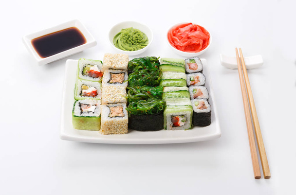 Set de sushi y rollos sobre fondo blanco
 - Foto, imagen